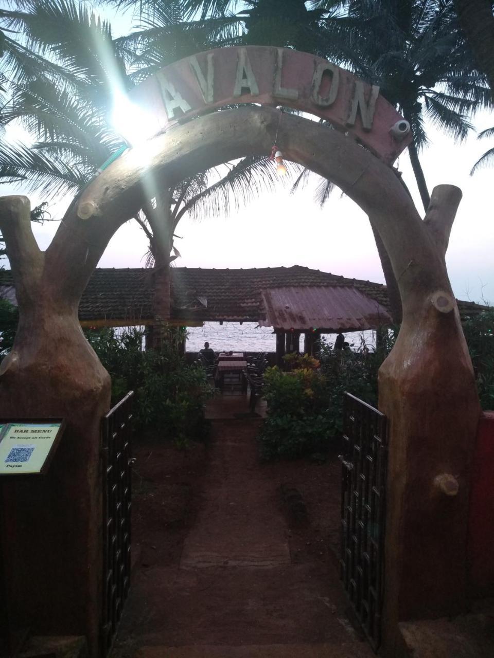 Avalon Sunset Hotel Анджуна Екстериор снимка